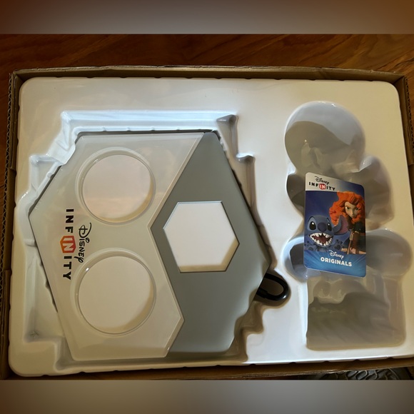 Xbox 360, Disney Infinity 2.0 with disk and the game thing with cord. Toy box. - Picture 8 of 11